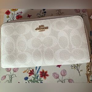 NWOT - Coach Full-Zip Around Wallet in white with signature logo